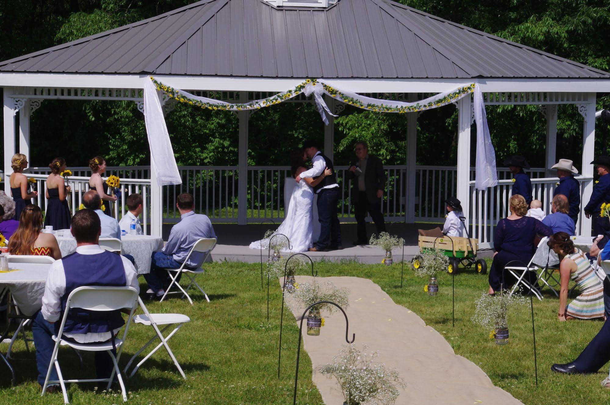 Brook Pointe Inn Syracuse Exterior photo